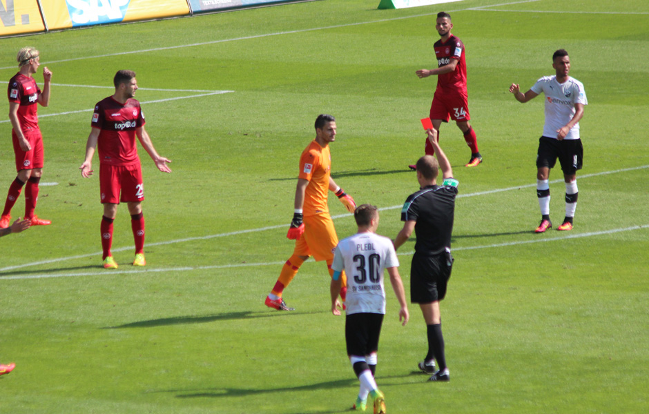 Lauterns Keeper Weis muss mit Rot vom Platz