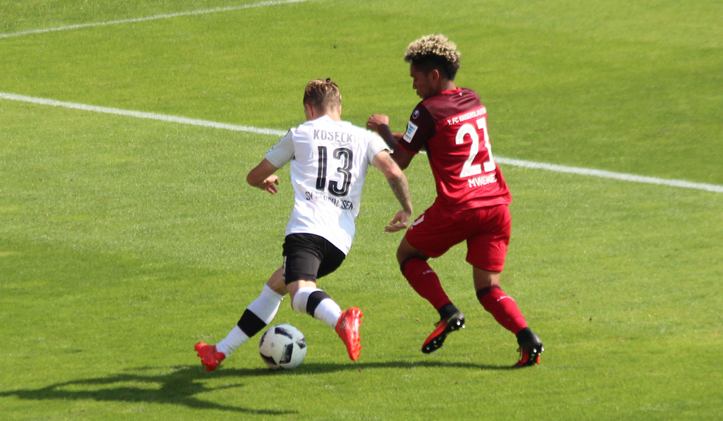 Kosecki versucht sich über die Außenbahn durchzusetzen