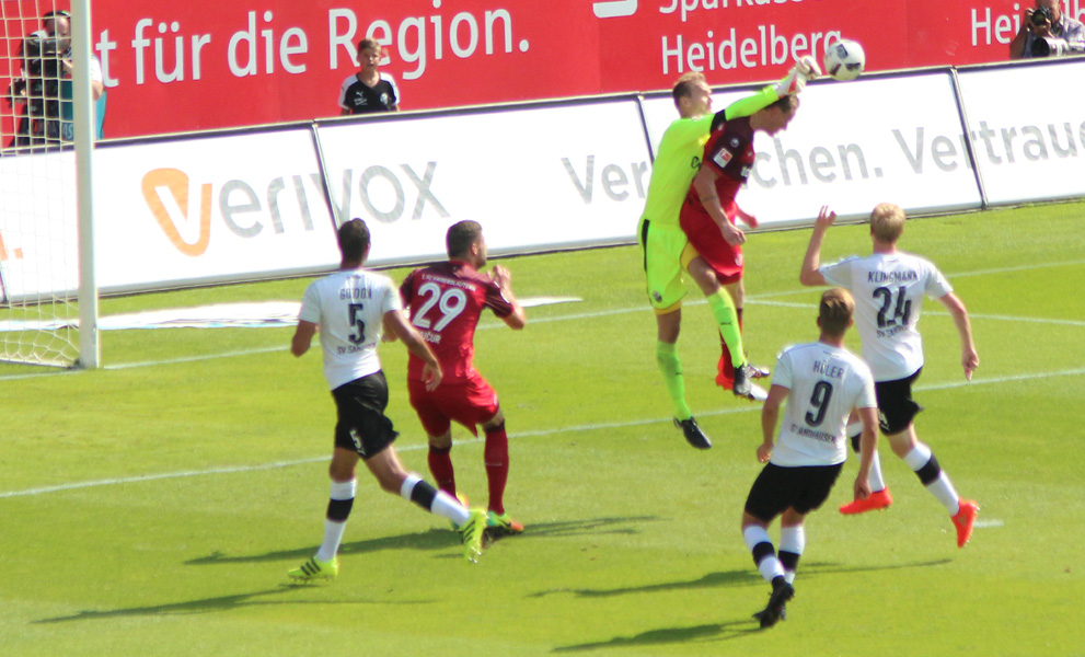 SVS-Keeper Knaller klärt per Faustabwehr