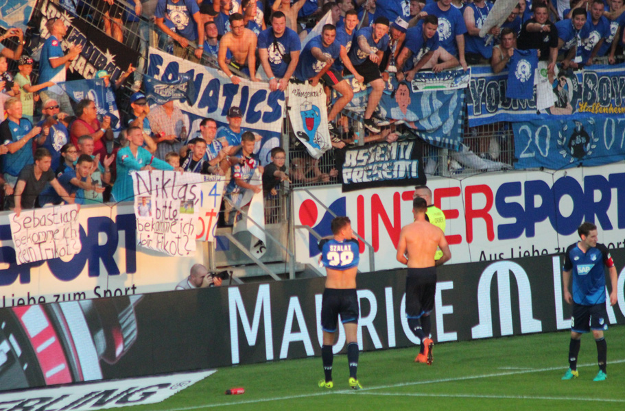 Ausgelassene Freude bei den TSG-Fans und ...