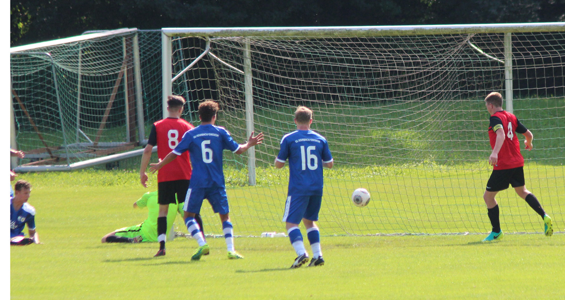 Lukas Neidig klärt für seinen geschlagenen Torhüter, nach einem Kopfball von Kaiser, auf der Torlinie