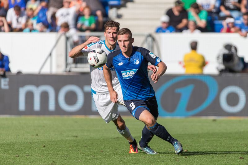 Pavel Kaderabec gewinnt diesen Zweikampf