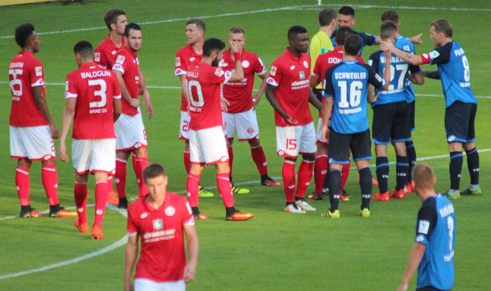 Eine von mehreren diskussionsreichen Szenen auf dem Spielfeld