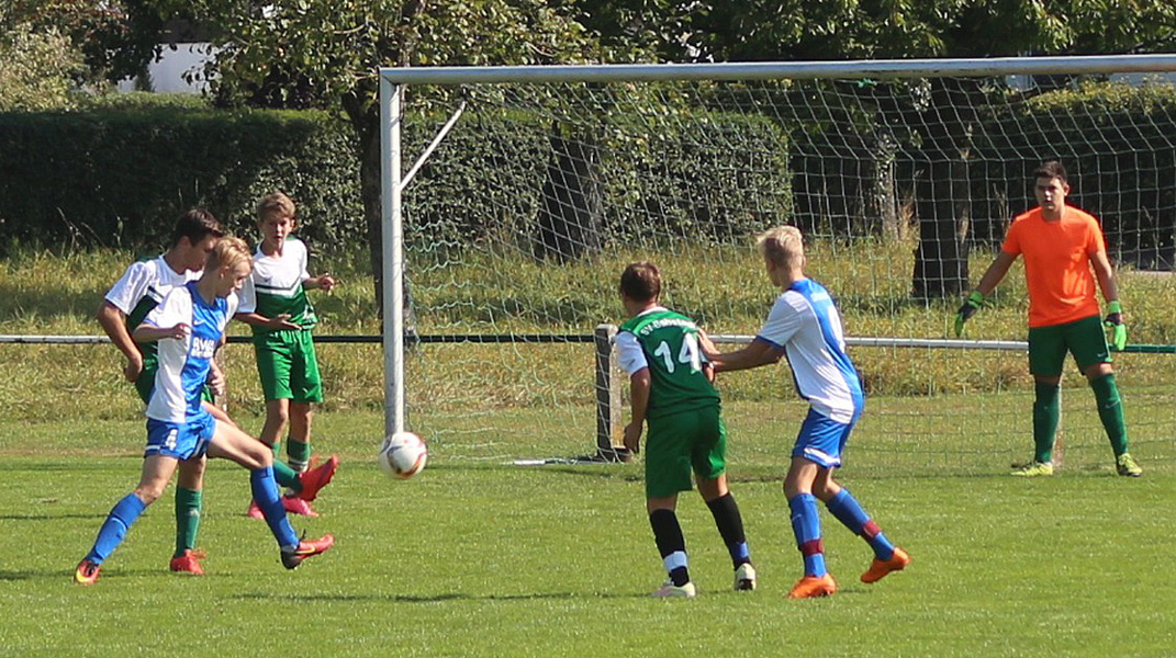 SG-Kapitän Luka Schinkmann mit Offensivaktion