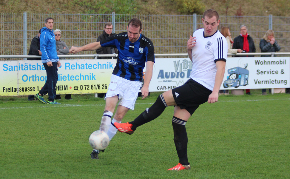 Ohlhauser (li.) flankt gefährlich in den gegnerischen Strafraum