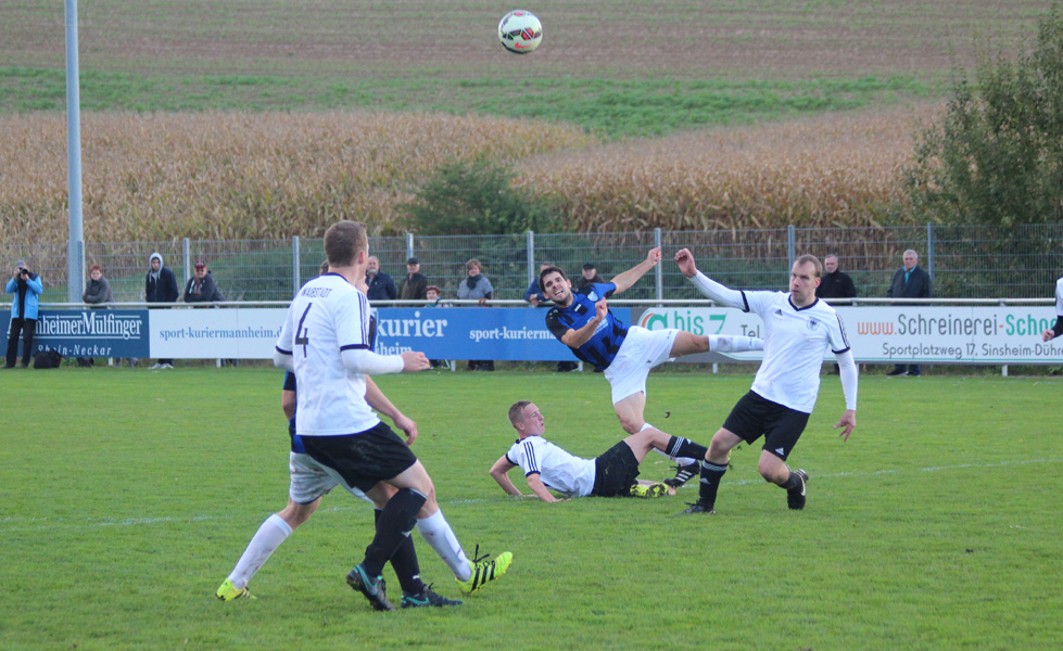 Szene, die zum Strafstoss für die Gastgeber führt. Pauley wird knapp im Strafraum zu Fall gebracht