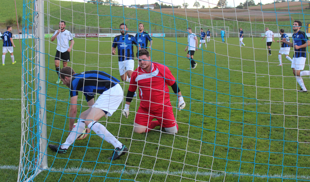 Ohlhauser holt nach dem verwandelten Elfmeter den Ball aus dem SG-Tornetz