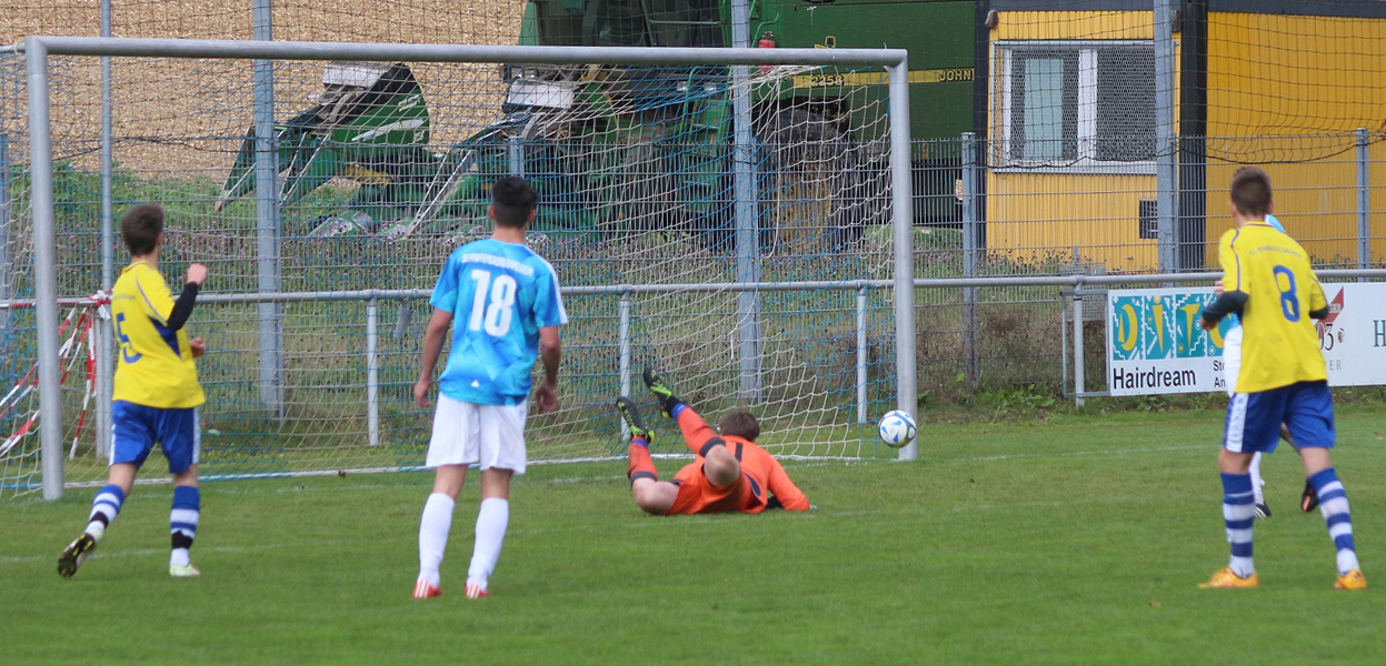 Aaron Schüle (li.) scheitert um Zentimeter am Torerfolg