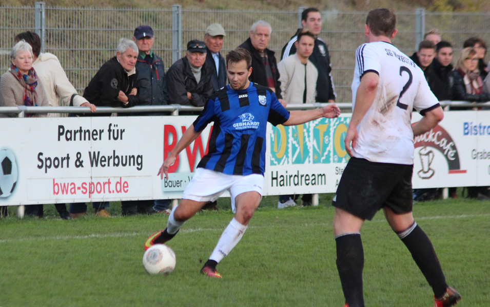 Neuberger flankt in den SG-Strafraum