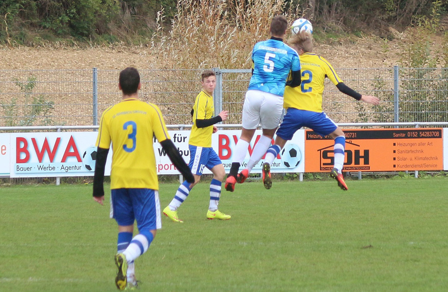 Luca Schinkmann (re.) gewinnt hier ein Kopfballduell