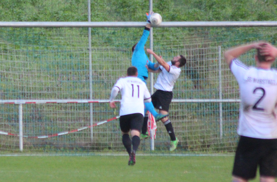 Hier wird SV-Keeper Scholl im Fünfmeterraum unsanft attackiert