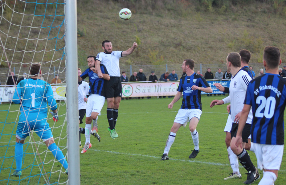 Ein Waibstädter springt hier am höchsten, doch sein Kopfball verfehlt sein Ziel
