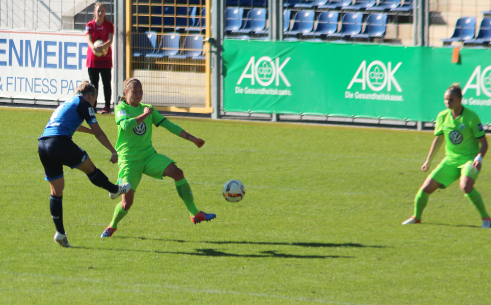 Hoffenheims Kristin Demann zieht ab und trifft zum 1:0