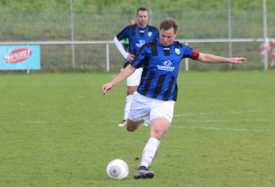 SV-Kapitän Unser versucht es per Distanzschuss