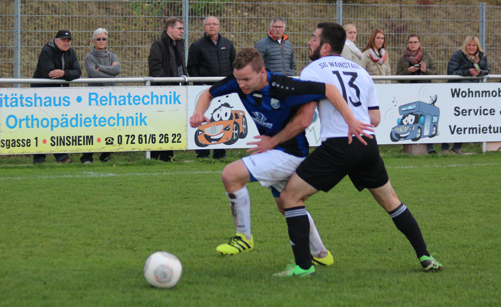 SV-Torjäger Häde kann sich hier im Zweikampf durchsetzen