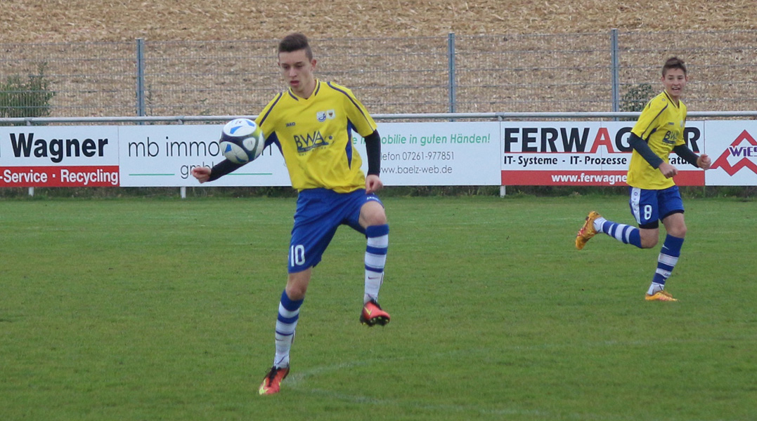 Dennis Bauer bei der Ballannahme