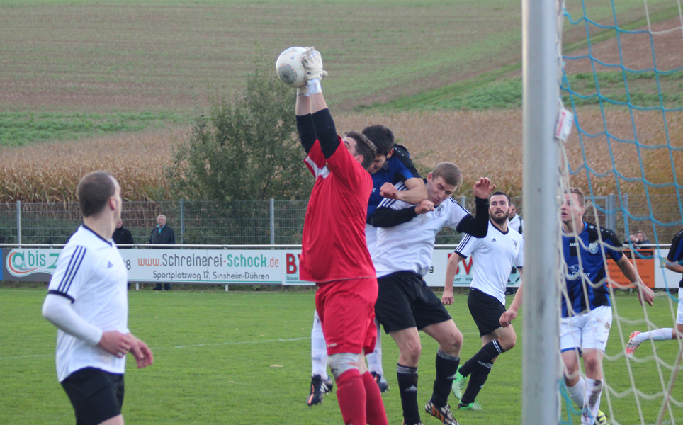 Waibstadts Keeper Guschl entschärft einen SV-Angriff