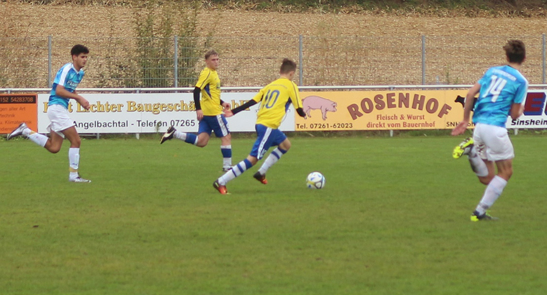 Dennis Bauer nimmt Maß und erzielt mit einem Lupfer das 3:0