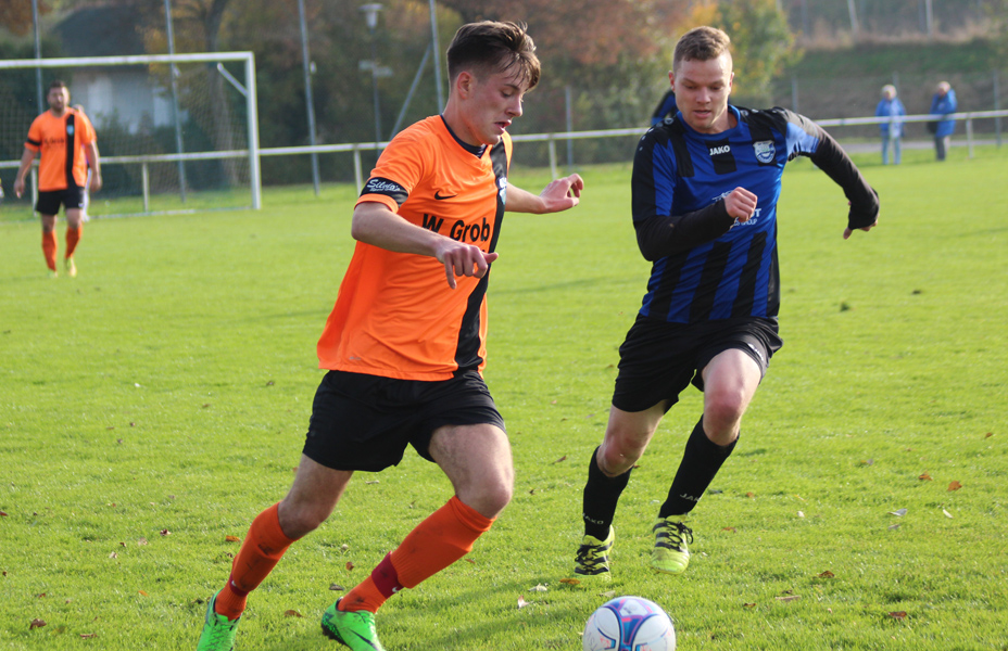 SV-Stürmer Häde kommt einen Schritt zu spät