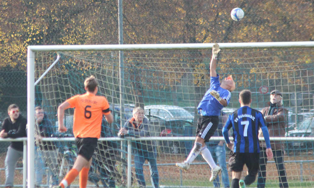 Wörns lenkt einen Distanzschuss über die Latte