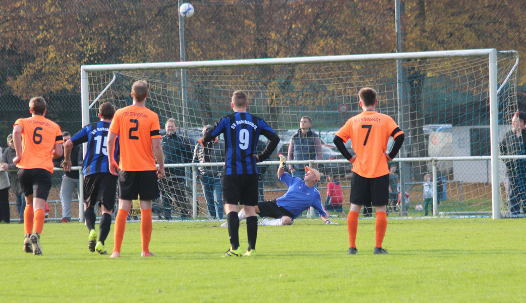 ... drischt den Ball zwei Meter übers Tor