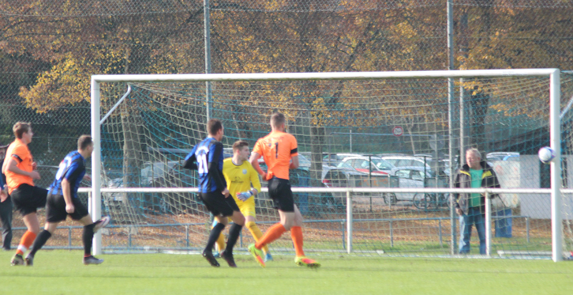 ... setzt das Leder an den rechten Torpfosten