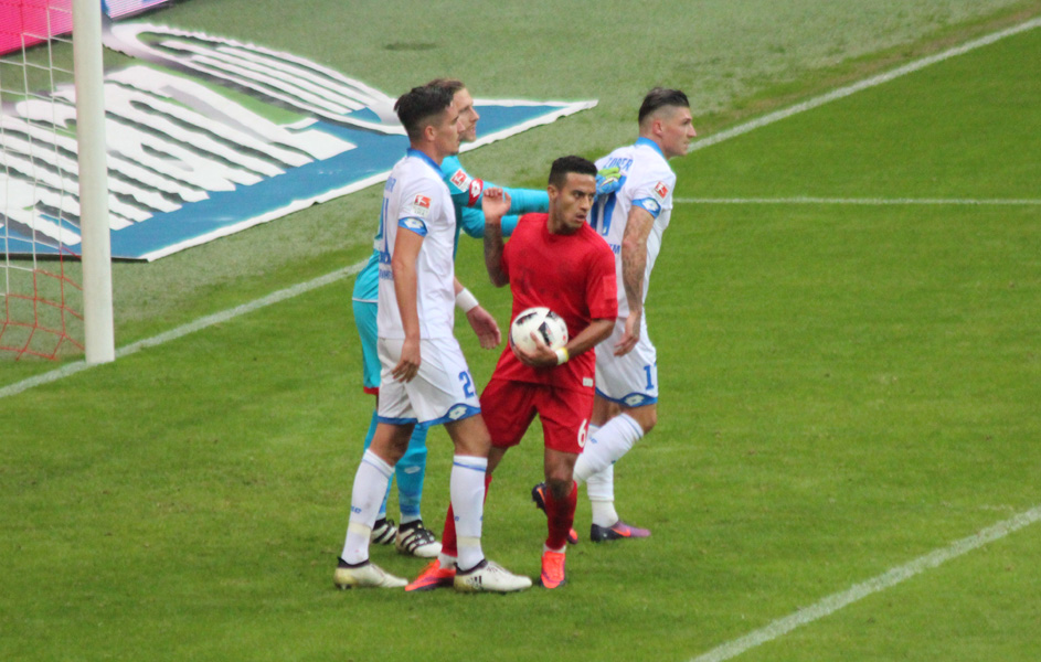 Bayern gleich nach einem Eigentor von Zuber (re.) aus