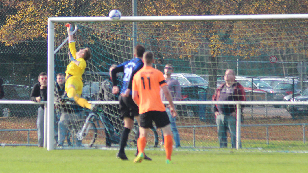 SV-Keeper Scholl lenkt den Ball an die Latte, woraus kurz darauf das 0:2 resultierte
