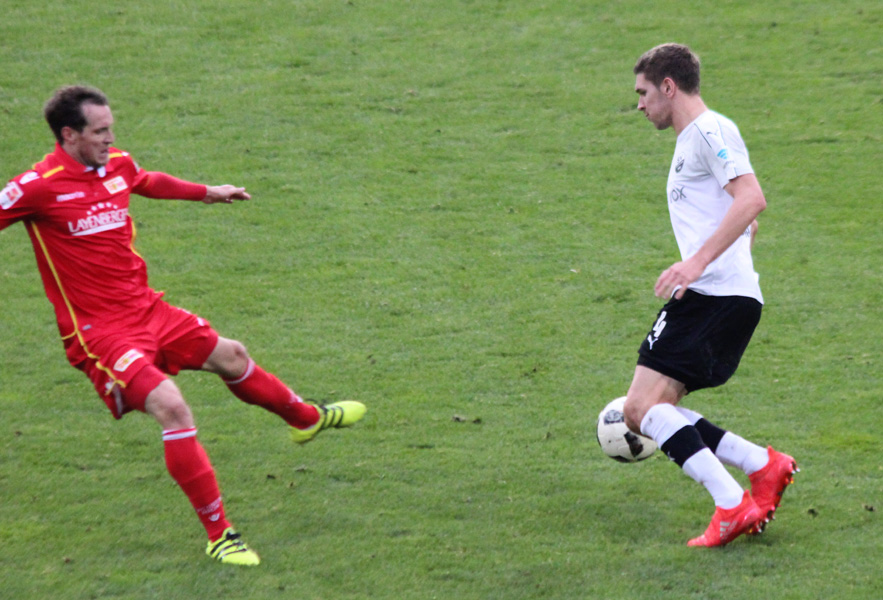 Damian Rossbach (re.) mit Vorwärtsdrang