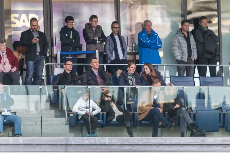 Wladimir Klitschko auf der Haupttribüne während des Spiels