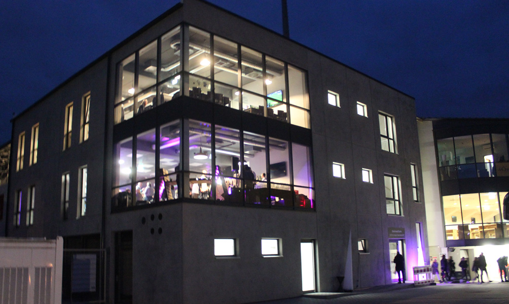 Außenansicht des BusinessTurms am Abend nach der feierlichen Eröffnung