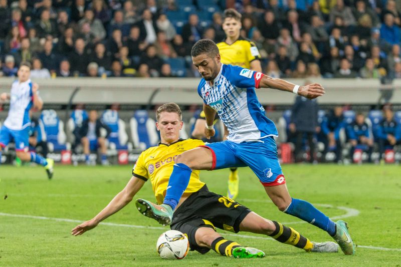 Jeremy Toljan setzt sich im Zweikampf durch