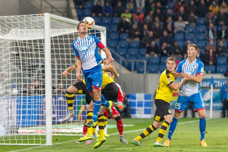 Pirmin Schwegler steigt hoch zum Kopfball