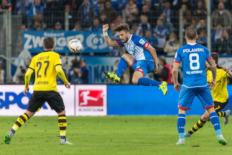 Ermin Bicakcic (mitte) kommt mit Wucht angeflogen