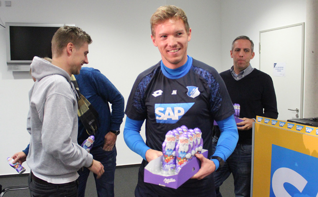 Nette Geste von Trainer Nagelsmann, der an alle Medienvertreter ein vorweihnachtliches Geschenk überreicht.