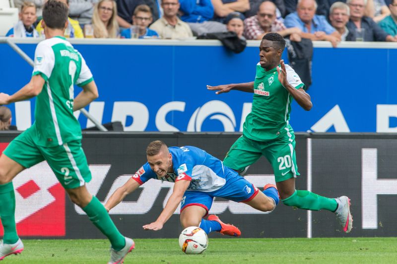 Pavel Kaderabek (Mitte) wird unsaft zu Fall gebracht.