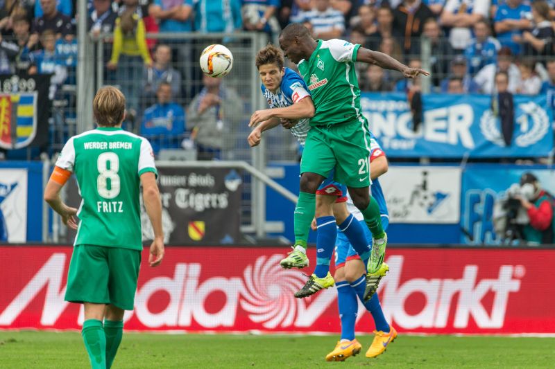 Hoffenheims Schwegler im Kopfballduell mit einem Bremer