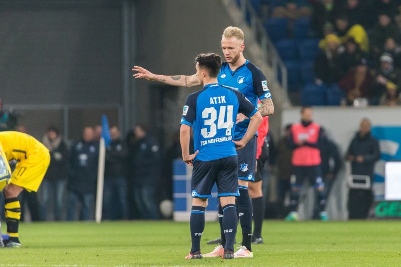 Abwehrchef Vogt (re.) gibt Jungprofi Atik Anweisungen