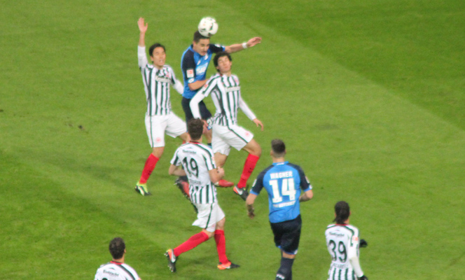 Hübners Kopfballtor wird wegen Abseits nicht anerkannt