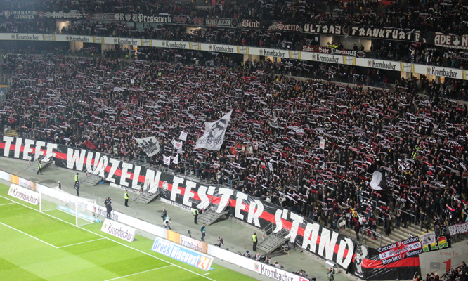 Vollbesetzte Eintracht-Kurve