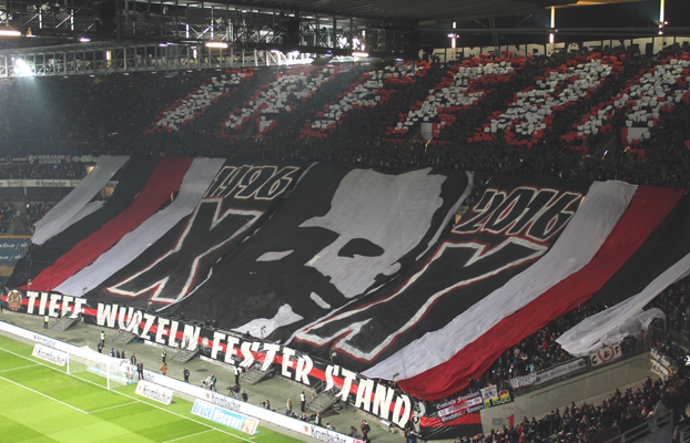 Farbenprächtige Choreographie in der Frankfurter Fankurve