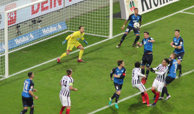 Dichtes Gedränge vor Oli Baumanns Tor