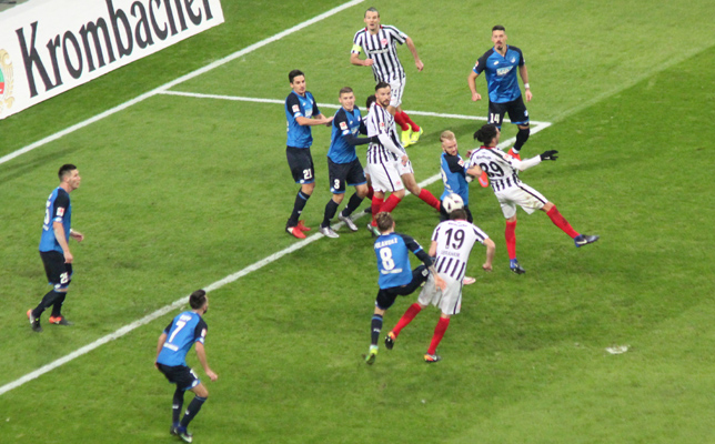 Torjäger Meier kommt zum Kopfball