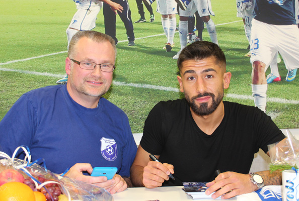 Demirbay mit dem neuen Fanclub-Kassier Andy Schüle