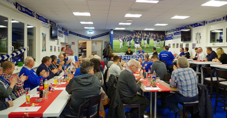 Vollbesetztes TSG-Fanhaus