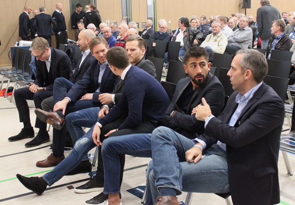 Geschäftsführer, Trainer, Manager und Profispieler saßen in der 1. Reihe
