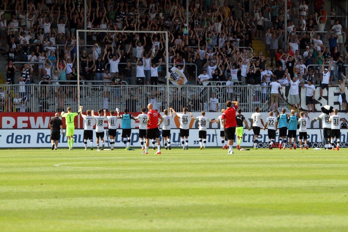 Die SVS-Profis feiern mit ihren Fans