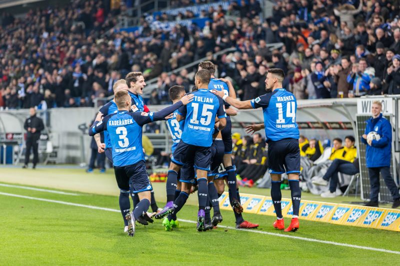 Die TSG-Spieler feiern die frühe 1:0-Führung durch Mark Uth