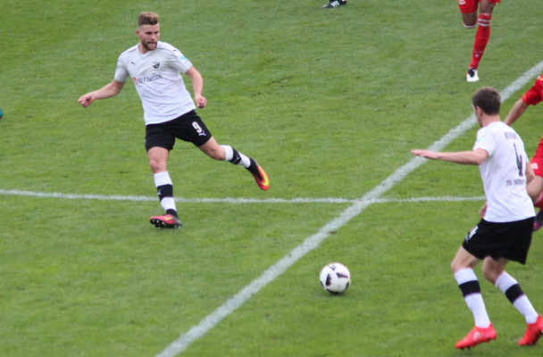 SVS-Angreifer Höler (li.) riss immer wieder Lücken in die 96er Hintermannschaft