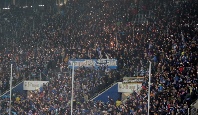 Tausende Wunderkerzen in der Hoffenheimer Fankurve stimmen auf Weihnachten ein